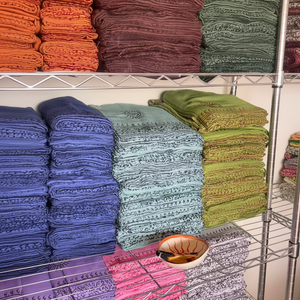 Chal de punto largo de algodón de primera calidad con estampado de Aum, bufanda de yoga para yoguis unisex - Product Image 1