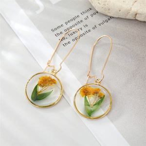 Pendientes redondos de resina con flores secas estilo bohemio vintage para mujer, pendientes colgantes creativos y coloridos con flores preservadas eternas, minimalistas - Product Image 3