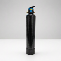Réservoir de filtration d'eau avec vanne de commande manuelle, poignée de transport et connexions visibles pour équipement de traitement