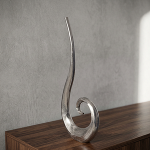 Vase de table moderne en métal fait main, finition argentée, design incurvé, sculpture décorative - Product Image 5