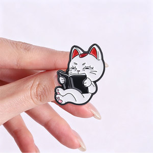 Pin Enamel Lucu Bentuk Kucing Pecinta Buku, Bros Kustom Warna Hitam Berlapis Nikel, Hadiah Promosi untuk Tas Ransel - Product Image 2