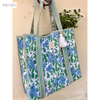 Sac fourre-tout réutilisable de week-end en coton matelassé avec fleurs pour le voyage de nuit pour femmes avec poches et glands