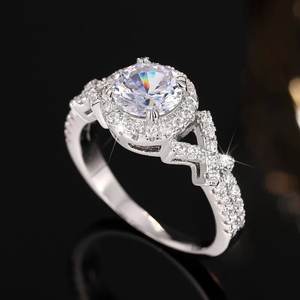 Anello di Fidanzamento Q525 per Donna in Oro Bianco con Diamante Taglio Brillante Rotondo Colore G Naturale Design Halo - Product Image 4