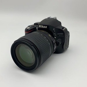 Appareil photo reflex numérique <span class=keywords><strong>Nikon</strong></span> D5100 d'occasion en gros avec objectif VR 18-105mm, écran inclinable 16,2MP, qualité premium 1080p, reconditionné pour la revente en voyage - Product Image 1
