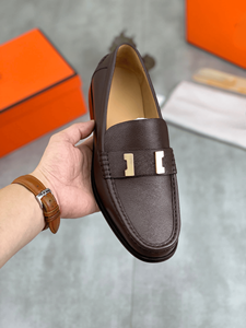 Elegantes mocasines de cuero con detalles metálicos para hombre, calzado sin cordones para la oficina y el día a día. - Product Image 1