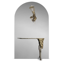 Table console mystique Living Room Boulevards avec miroir et lampe, art mural sculptural alliant laiton doré, le bois et l'acier inoxydable