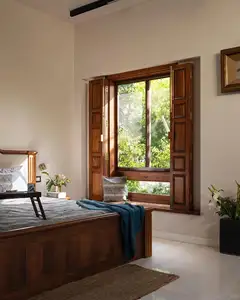 双折异国风格木纹百叶窗实木平开窗，适用于乡村和咖啡馆