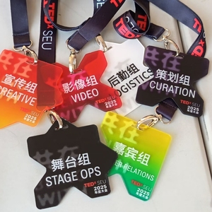 Étiquettes suspendues en acrylique personnalisées avec impression sérigraphique, finition brillante transparente, étiquette en plastique pour les magasins de vêtements - Product Image 5