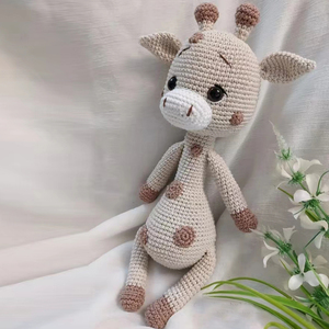 Juguete de Jirafa de Ganchillo Orgánico Hecho a Mano, Muñeco de Peluche Amigurumi, Juguete Suave para la Dentición del Bebé, Color y Tamaño Personalizables - Product Image 4