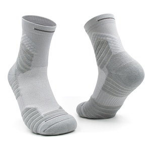Chaussettes de football pour hommes de haute qualité, antidérapantes, en coton et bambou, respirantes, logo personnalisé, service OEM, antibactériennes, séchage rapide - Product Image 1