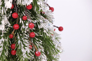 Albero di Natale Artificiale Mini Floccato con Bacche Rosse per Interni, Centrotavola Decorativo per le Festività - Product Image 6
