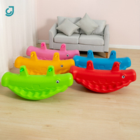 Chevaux à bascule et balançoires en plastique colorés pour équipement de terrain de jeux de maternelle