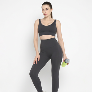 Ensemble de yoga gris anthracite pour femme : soutien-gorge de sport à col rond et taille mi-haute, et leggings unis froncés – Tenue de sport 2 pièces pour la gym et le fitness - Product Image 1