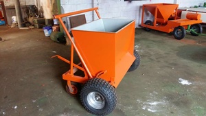 Máquina esparcidora manual de relleno para césped con tolva de acero, alimentación ajustable, para rellenar con arena y gránulos de caucho en campos de fútbol y parques infantiles - Product Image 3
