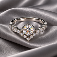 Bague de Fiançailles Élégante en Moissanite 1 Carat avec Halo et Pierres Latérales, Bijoux de Mariage Raffinés en Argent Sterling 925, Bague Tendance à Sertissage Pavé