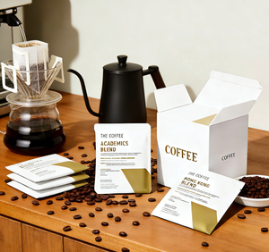 Kit <span class=keywords><strong>de</strong></span> Café <span class=keywords><strong>de</strong></span> Goteo Personalizado con Caja <span class=keywords><strong>de</strong></span> Regalo Blanca para Arabia Saudita y Emiratos Árabes Unidos |   Set <span class=keywords><strong>de</strong></span> Filtros Colgantes para Oreja y <span class=keywords><strong>Sobres</strong></span> Personalizados - Solución Profesional - Product Image 1