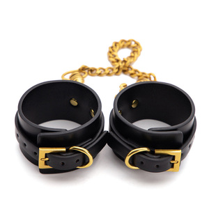 Menottes sexy en cuir noir avec boucle dorée pour bondage et domination, usage adulte - Product Image 2