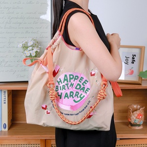 Nuevo bolso bordado impermeable de nailon ecológico para mujer con gran capacidad y cierre de cremallera de estilo moderno que combina con todo - Product Image 3