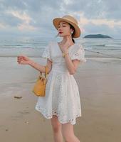Robes blanches en gros à manches bouffantes et broderies ajourées