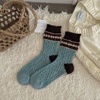 Nouvelles chaussettes vintage à motif floral pour l'automne et l'hiver, chaussettes mi-mollet chaudes en dentelle de haute qualité pour femmes