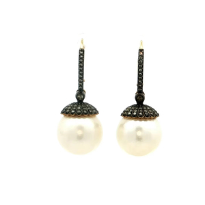 Pendientes colgantes de perlas y diamantes brillantes estilo Art Deco. Realza tu conjunto con estos exquisitos pendientes colgantes. - Product Image 1