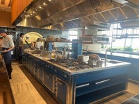 Cuisine îlot sur mesure avec armoire vapeur, gril et friteuse pour les services de restauration des salons VIP des aéroports