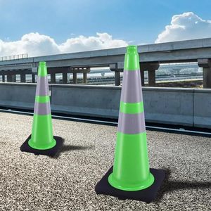 28 inch PVC verkeerskegels groen met reflecterende rand van technische kwaliteit voor gebruik op bouwplaatsen, opritten, wegen en parkeerplaatsen - Product Image 5