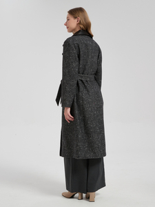 Nouvelle collection Automne-Hiver 2025 : <span class=keywords><strong>Poncho</strong></span> long gris pour <span class=keywords><strong>femme</strong></span> en laine mérinos style vintage 'Old Money' avec col en cuir et empiècements en laine/viscose - Product Image 5