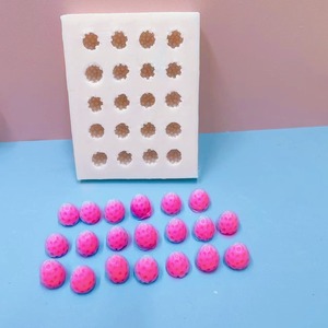 Силиконовая форма для свечей в форме клубники - Product Image 3