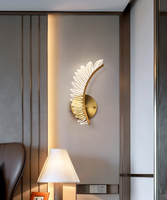 Lampu Dinding Besi Minimalis Elegan Cantik Warna Putih Hangat untuk Kamar Tidur, Seni Bulu Emas untuk Latar Belakang Ruang Tamu Dalam Ruangan