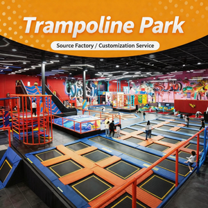 <span class=keywords><strong>Parc</strong></span> de trampolines intérieur sur mesure, conçu et aménagé, avec une grande zone de jeux souple, incluant des blocs en mousse, des plateformes et une filet de protection. - Product Image 2
