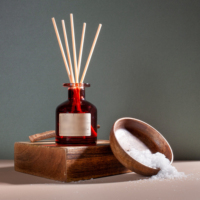 Diffuseur de parfum en verre noir mat avec bouchon en bois