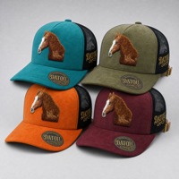 Casquette Trucker Personnalisée Broderie Cheval, Façon Western, Face Avant en Daim, Dos en Maille, Visière Courbée, Boîte Cadeau, Fournisseur en Gros