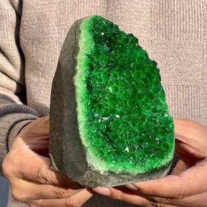 Pierres précieuses de quartz de guérison naturelles de 300 à 400 g, artisanat en cristal gravé, cadeaux de vacances, cristal de géode de quartz vert - Product Image 5