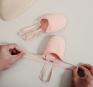 <span class=keywords><strong>Precio</strong></span> de fábrica Gimnasia <span class=keywords><strong>Media</strong></span> suela Ballet Baile Zapato Niñas Zapatos con tira elástica Gimnasia <span class=keywords><strong>Media</strong></span> <span class=keywords><strong>punta</strong></span> Ballet Zapatos - Product Image 2