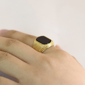 Bague géométrique pour homme en acier noir avec pierre, 12 mm, sertissage clos en or, bijou tendance, cadeau - Product Image 2