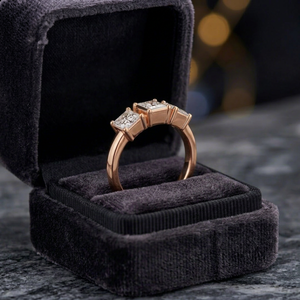 Bague de fiançailles en or rose avec trois pierres de moissanite taille princesse pour femme, bague minimaliste pour mariage et anniversaire - Product Image 1