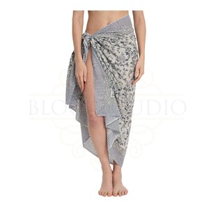 Sarong en coton gris neutre imprimé à la main pour femme, léger, idéal comme paréo de bikini, tenue de plage. - Product Image 5