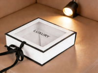 Boîte cadeau pliable de luxe personnalisable avec grand couvercle magnétique rose, finition brillante ou mate avec lamination UV avantageuse