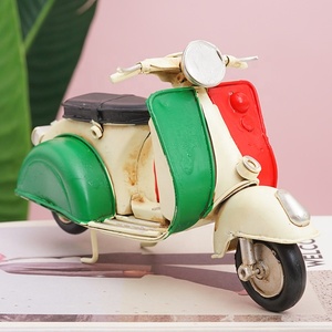 Modellino 3D Vintage di Mini Scooter in Metallo per Decorazione Domestica, Regalo, Decoro da Scrivania Antico, Modello di Moto in Metallo Pressofuso in Vendita - Product Image 6