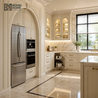 Meubles de cuisine sur mesure en crème française, armoire à appareils électroménagers à arche romaine architecturale, armoire de style manoir en marbre Calacatta