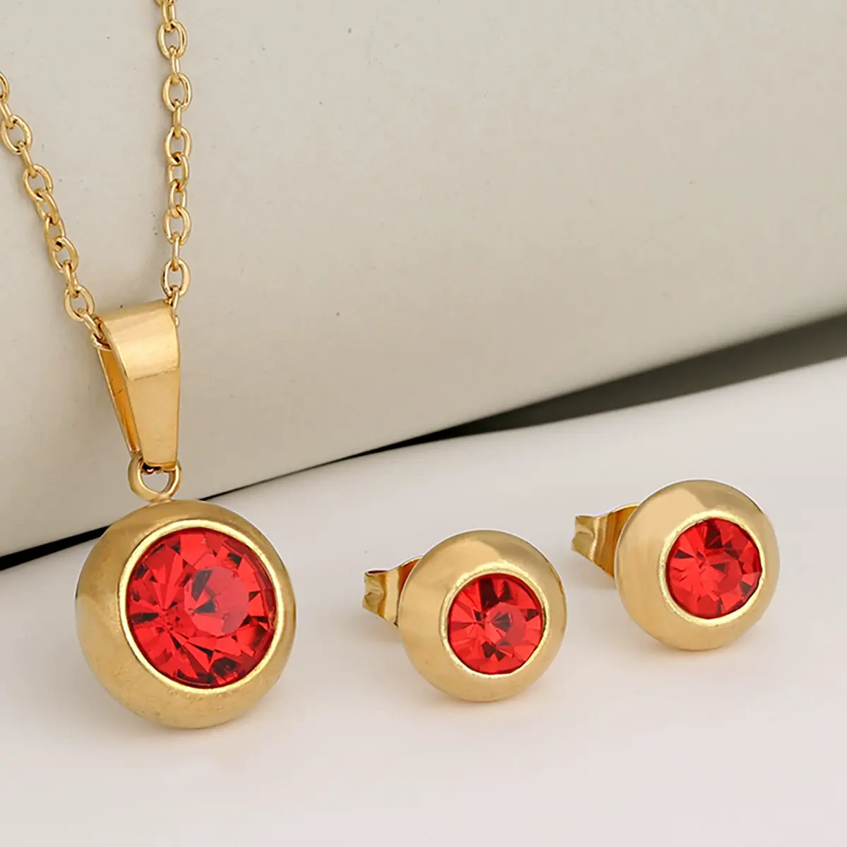 เพชรสีแดงทอง