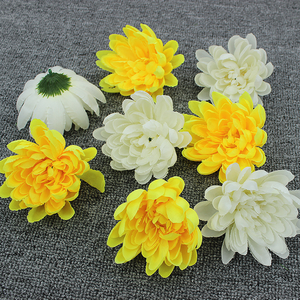 Fábrica al por mayor China Amarillo Blanco artificial crisantemo <span class=keywords><strong>flores</strong></span> <span class=keywords><strong>de</strong></span> seda cabeza flor artificial <span class=keywords><strong>para</strong></span> decoración funeraria - Product Image 3