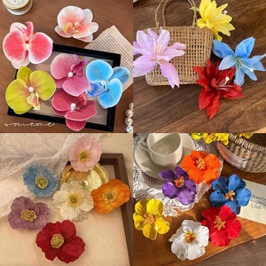Presilha de Cabelo Nova com Flor de Lírio Artificial de Cristal Estilo Pura Sedução para Fotos de Férias na Praia - Acessório de Cabelo de Alta Qualidade - Product Image 2