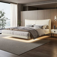Chambre principale luxueuse avec lit double, équipée d'un système d'éclairage LED et d'un cadre de lit souple suspendu