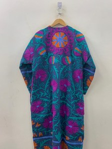 Abrigo largo de invierno de terciopelo y algodón con estampado animal arcoíris, hecho a mano, estilo suzani, extragrande, ecológico, transpirable, artesanal. - Product Image 6