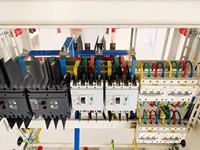 Armoire électrique extérieure sur pied pour chantier naval, boîtier de prises industrielles étanche IP67 avec disjoncteur 630A MCCB et RCD pour la construction navale