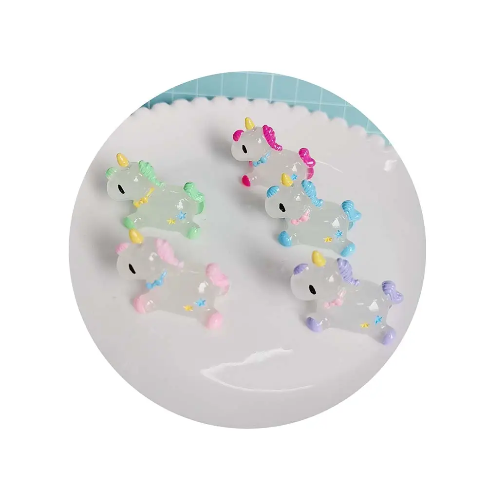 100 adet Kawaii aydınlık 3D Unicorn at Charms reçine Glow hayvan şekil süs heykeli dekorasyon Mini bahçe aksesuarları