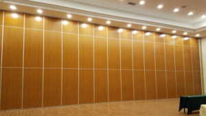 Parete Divisoria Scorrevole Fonoassorbente per Scuole di Ristorazione con Design Pieghevole, Costruzione Moderna in Legno, Isolamento Acustico Efficiente - Product Image 2