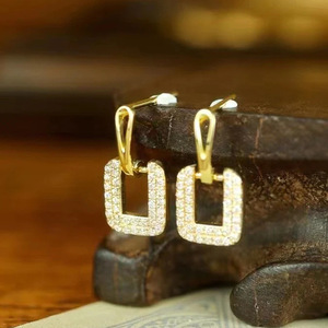 Boucles d'oreilles carrées creuses en zircon pour femmes, bijoux élégants, géométriques et délicats - Product Image 4